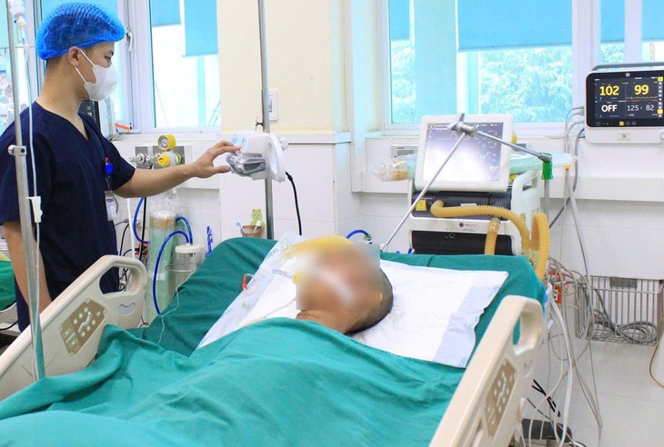 Hai người hôn mê nghi ngộ độc do uống rượu và ăn lá rừng - Ảnh 1.