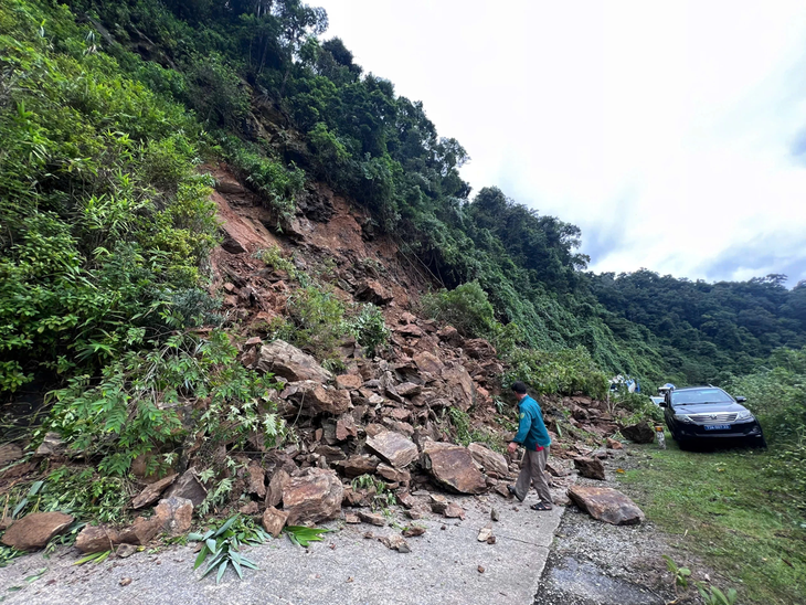 Người dân bất an vì sạt lở, sụt lún sau mưa lũ- Ảnh 5.