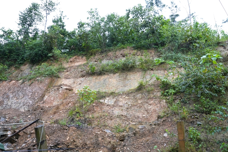 Người dân bất an vì sạt lở, sụt lún sau mưa lũ- Ảnh 4.