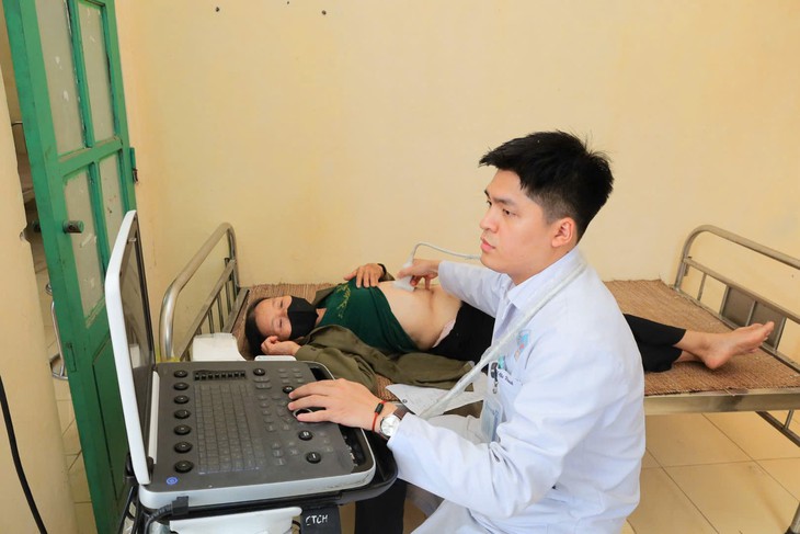 Bác sĩ dùng AI sàng lọc miễn phí bệnh thận mạn và tim mạch cho 1.000 người dân Ninh Bình- Ảnh 2.