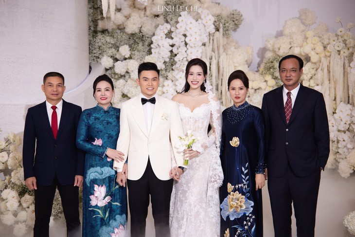 Bố mẹ chồng Hoa hậu Đỗ Thị Hà gây chú ý tại tiệc cưới hoành tráng của con- Ảnh 6. Bố mẹ chồng Hoa hậu Đỗ Thị Hà gây chú ý tại tiệc cưới hoành tráng của con- Ảnh 6.