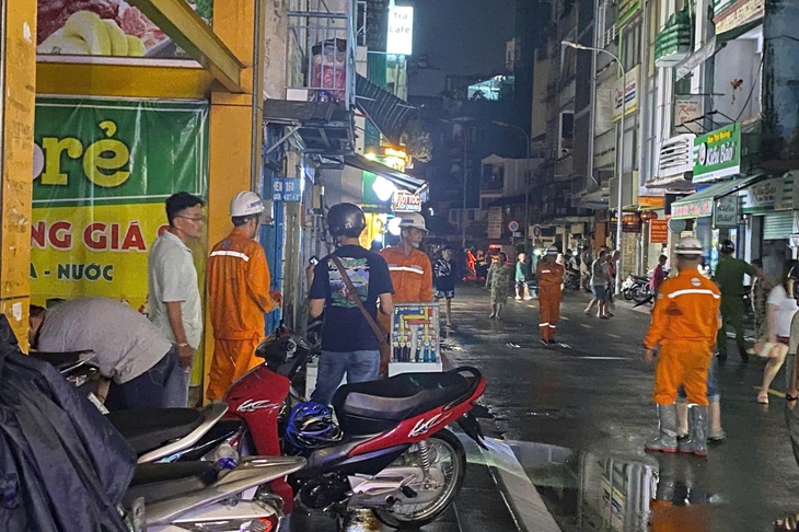 Điều tra vụ rò điện khiến thiếu niên tử vong khi đi qua đoạn đường ngập ở trung tâm TPHCM- Ảnh 1.