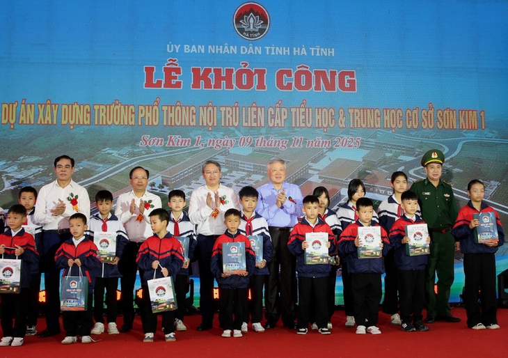 Thủ tướng: 'Đầu tư cho giáo dục vùng biên là đầu tư cho sự phát triển bền vững của Tổ quốc'- Ảnh 4. Thủ tướng: 'Đầu tư cho giáo dục vùng biên là đầu tư cho sự phát triển bền vững của Tổ quốc'- Ảnh 4.