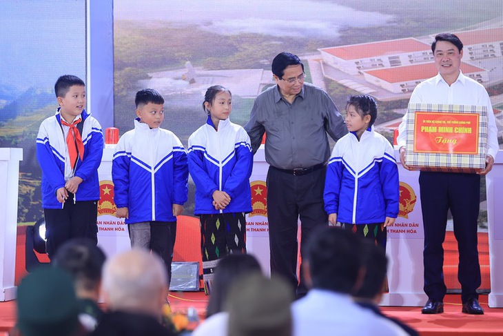 Thủ tướng: 'Đầu tư cho giáo dục vùng biên là đầu tư cho sự phát triển bền vững của Tổ quốc'- Ảnh 3. Thủ tướng: 'Đầu tư cho giáo dục vùng biên là đầu tư cho sự phát triển bền vững của Tổ quốc'- Ảnh 3.