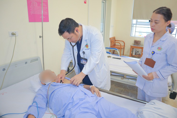 Cụ ông 80 tuổi choáng, khó thở, ngất tại chỗ, bác sĩ phát hiện bị hẹp khít van động mạch chủ- Ảnh 1.