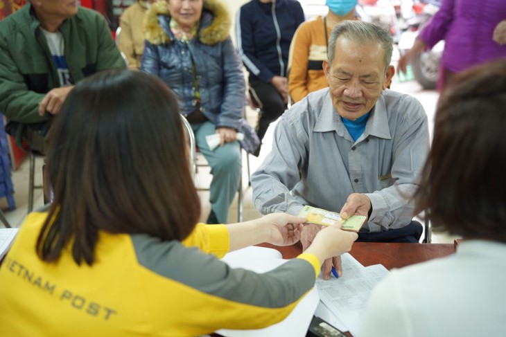 Việc chi trả gộp 3 tháng lương hưu bằng tiền mặt tại 4 tỉnh miền Trung dự kiến từ 5/12- Ảnh 1.