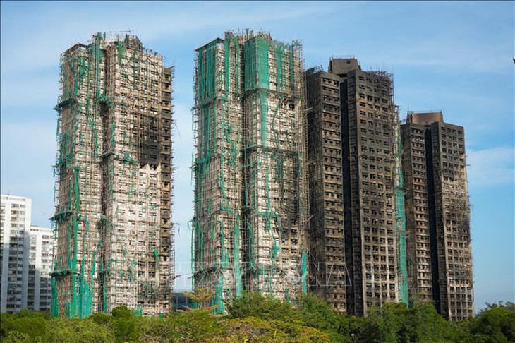 Vụ cháy chung cư ở Hong Kong: Bắt giữ thêm đối tượng liên quan- Ảnh 1.