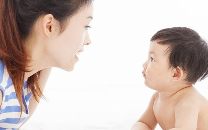 Trẻ dùng thiết bị điện tử sớm có thể chậm phát triển ngôn ngữ- Ảnh 1.