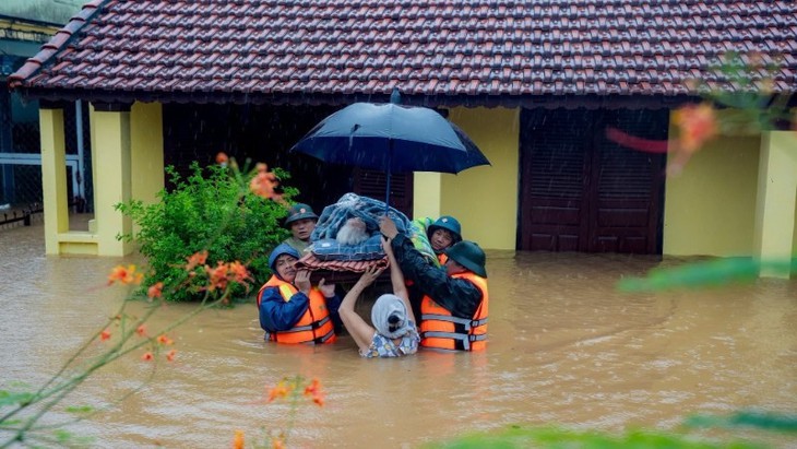 Triển khai các biện pháp ứng phó với đợt mưa lũ ở miền Trung- Ảnh 1.