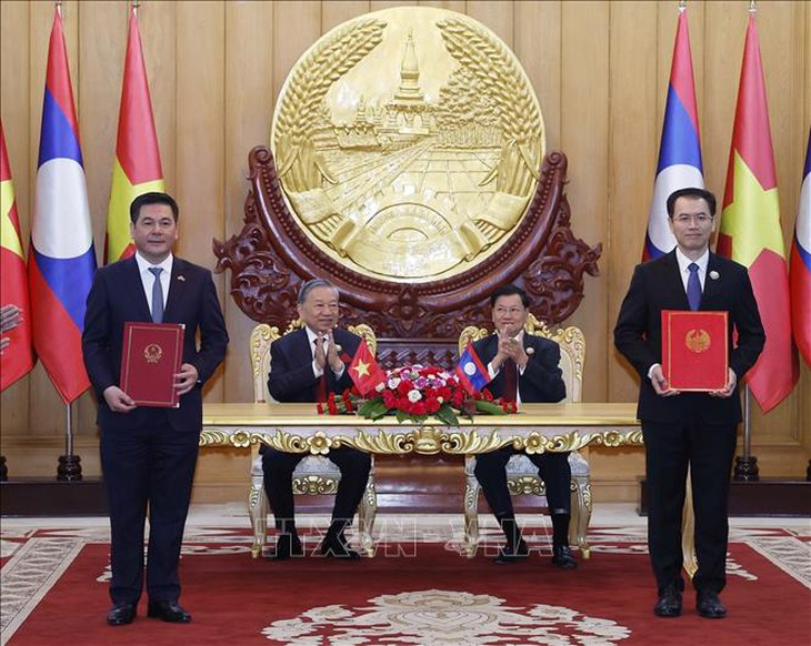Tổng Bí thư Tô Lâm và Tổng Bí thư, Chủ tịch nước Lào chứng kiến Lễ trao các văn kiện hợp tác- Ảnh 1.