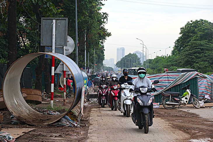 Hà Nội phân luồng giao thông tại Xuân Thủy và Đại lộ Thăng Long, người dân di chuyển thế nào?- Ảnh 2. Hà Nội phân luồng giao thông tại Xuân Thủy và Đại lộ Thăng Long, người dân di chuyển thế nào?- Ảnh 2.
