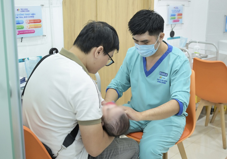 Long Châu đón khách hàng thứ 33 triệu: Cột mốc tự hào trên hành trình kiên tâm chăm sóc sức khỏe Việt Nam- Ảnh 2.