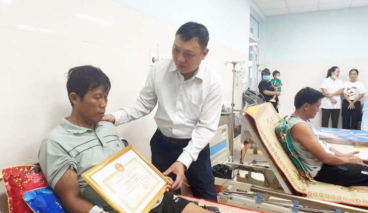 Vụ 3 ngư dân sống sót thần kỳ 2 ngày trên biển: Hai người được tặng thưởng Huân chương Dũng cảm- Ảnh 1. Vụ 3 ngư dân sống sót thần kỳ 2 ngày trên biển: Hai người được tặng thưởng Huân chương Dũng cảm- Ảnh 1.