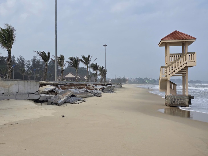 Biển 'ngoạm' bờ, phá tuyến kè hàng chục tỷ, 'ăn' dần rừng phi lao ở Quảng Trị- Ảnh 1.