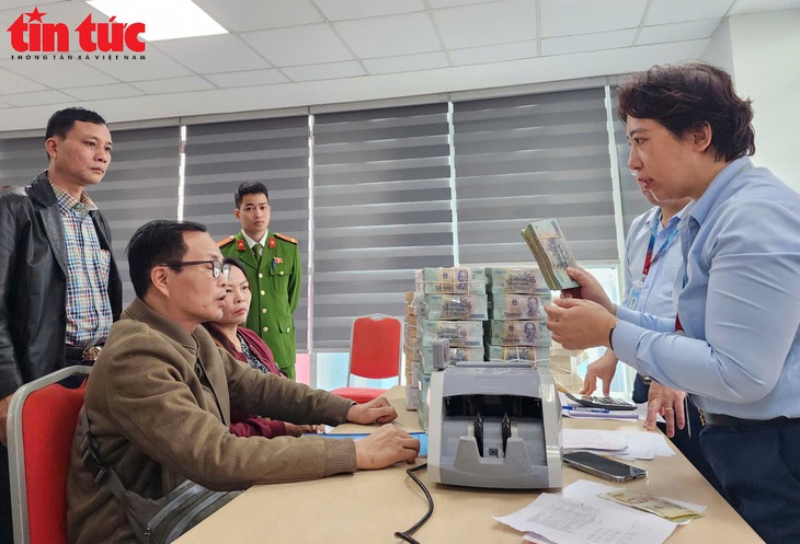 Người dân ở 'đất vàng' ven hồ Hoàn Kiếm nhận tiền đền bù đất làm quảng trường phía Đông- Ảnh 6.