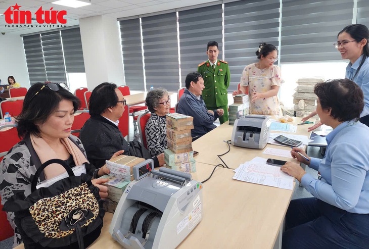 Người dân ở 'đất vàng' ven hồ Hoàn Kiếm nhận tiền đền bù đất làm quảng trường phía Đông- Ảnh 8.