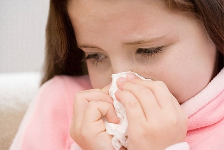 Trẻ thò lò mũi xanh, chảy nhiều mũi là tình trạng rất hay gặp và đa số do virus. Việc hút mũi hoặc rửa mũi có lợi nếu làm đúng cách và đúng thời điểm. Ảnh minh hoạ
