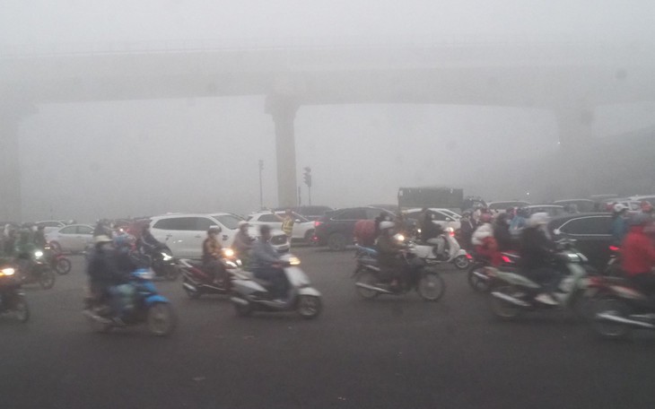 Hà Nội cao điểm ô nhiễm không khí, hàng loạt điểm cảnh báo màu tím