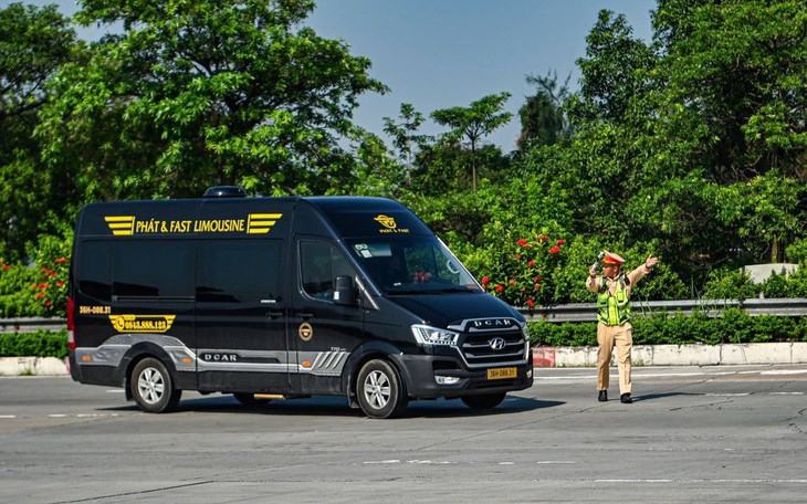 Mặt đường lún, biển báo rối gây mất an toàn: Cao tốc Đà Nẵng - Quảng Ngãi bị 'tuýt còi'- Ảnh 1.
