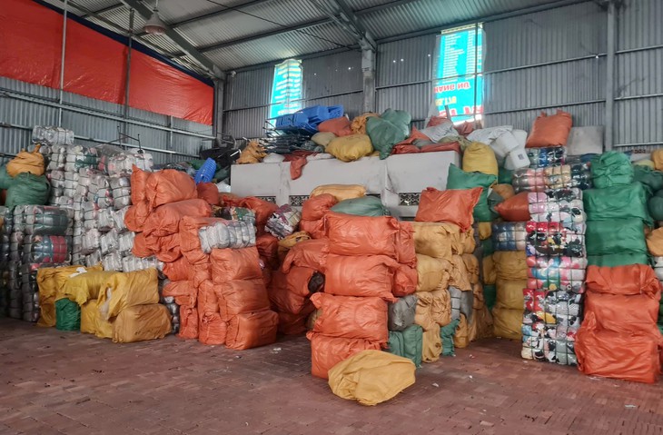 Phát hiện hơn 94 tấn quần áo đã qua sử dụng không rõ nguồn gốc trong nhà kho- Ảnh 1. Phát hiện hơn 94 tấn quần áo đã qua sử dụng không rõ nguồn gốc trong nhà kho- Ảnh 1.