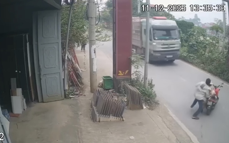Tạm giữ người đàn ông đẩy CSGT vào đầu xe tải đang chạy