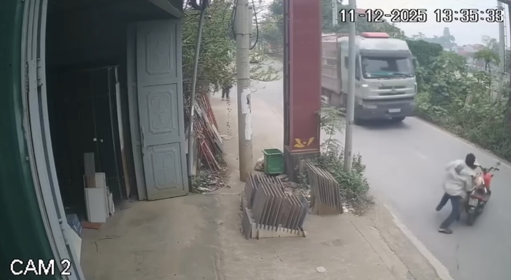 Tạm giữ người đàn ông đẩy CSGT vào đầu xe tải đang chạy- Ảnh 1. Tạm giữ người đàn ông đẩy CSGT vào đầu xe tải đang chạy- Ảnh 1.