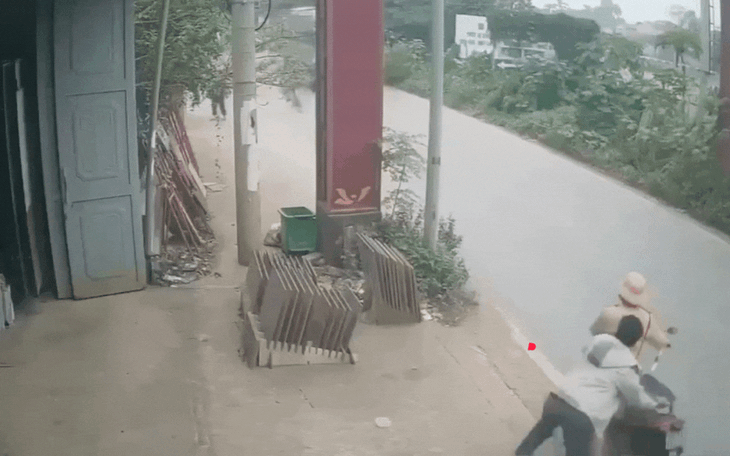 Rùng mình khoảnh khắc người đàn ông đẩy CSGT vào ô tô đang chạy