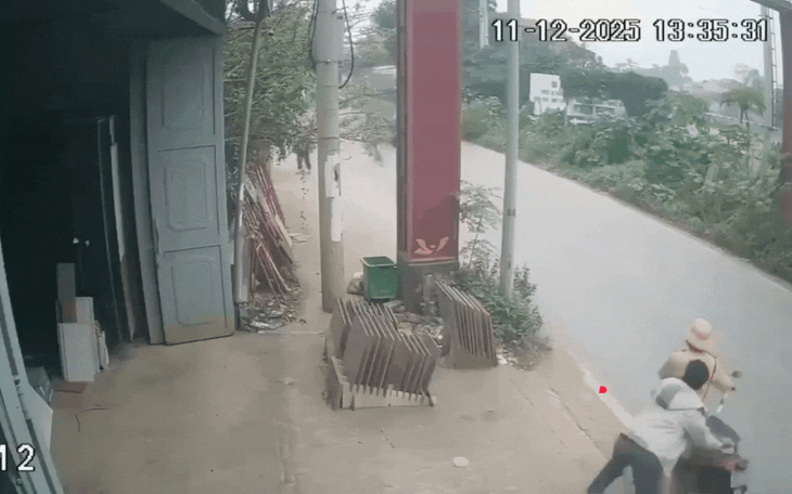 Rùng mình khoảnh khắc người đàn ông đẩy CSGT vào ô tô đang chạy- Ảnh 2.