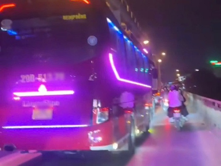Phạt xe khách đi vào làn đường có biển báo cấm trên cầu Chương Dương- Ảnh 1. Phạt xe khách đi vào làn đường có biển báo cấm trên cầu Chương Dương- Ảnh 1.