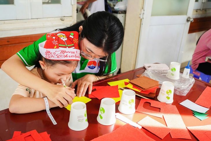 Giáng sinh ấm áp, lan tỏa yêu thương tại bệnh viện- Ảnh 5.