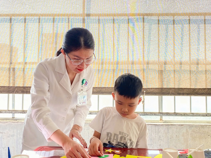 Giáng sinh ấm áp, lan tỏa yêu thương tại bệnh viện- Ảnh 2.