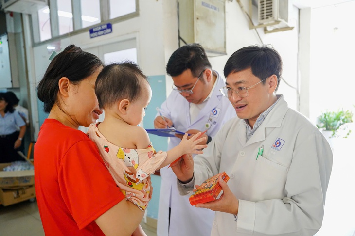 Giáng sinh ấm áp, lan tỏa yêu thương tại bệnh viện- Ảnh 1.