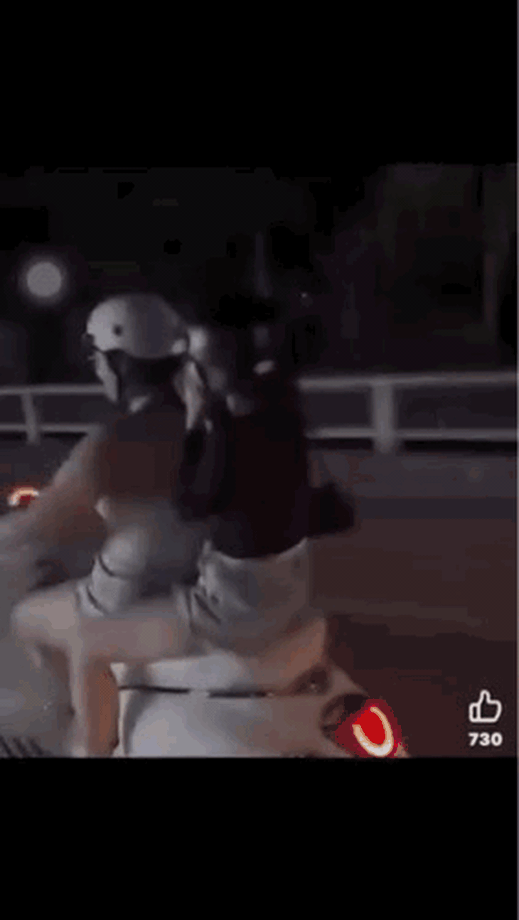 Clip cô gái lái xe máy buông 2 tay, vái lạy người đi đường- Ảnh 1. Clip cô gái lái xe máy buông 2 tay, vái lạy người đi đường- Ảnh 1.