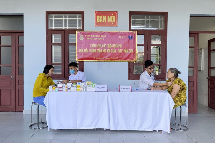 Hơn 300 thương bệnh binh và người có công được Vùng 5 Hải quân khám bệnh, cấp thuốc miễn phí- Ảnh 1.