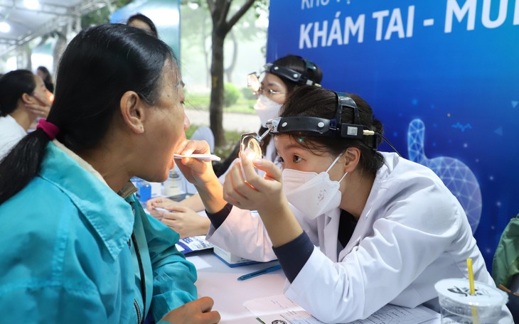 Hơn 100 thầy thuốc dựng "phòng khám đặc biệt" giữa phố đi bộ Trần Nhân Tông