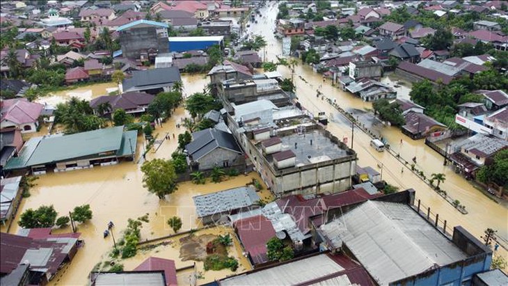 Lũ lụt Indonesia sau 2 tuần: Cứu trợ vẫn còn chật vật, hơn 1.000 người chết- Ảnh 1.
