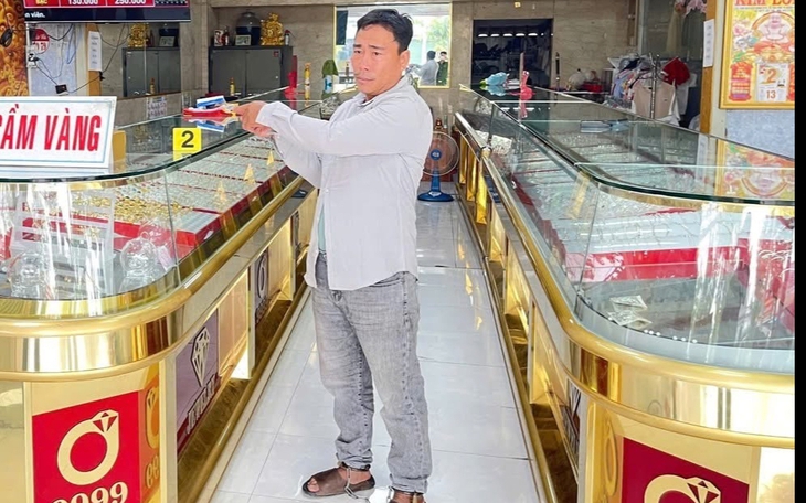 Dùng tên giả, đem vàng giả đi cầm cố