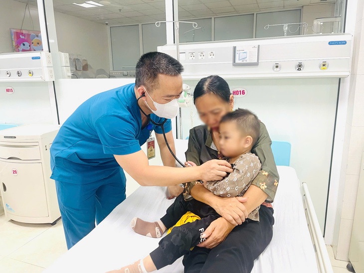 Cụm pin cúc áo trong thực quản bé trai 2 tuổi- Ảnh 3.