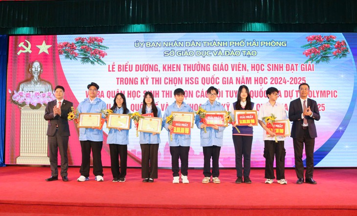 Hải Phòng thưởng nửa tỉ đồng cho học sinh đạt Huy chương Vàng quốc tế- Ảnh 1.