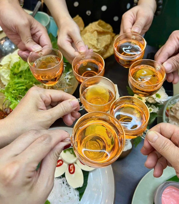 Lôi kéo, xúi giục người khác uống rượu bia có thể bị phạt tiền
- Ảnh 1.