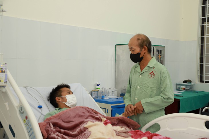 Hiến thận cứu con trai, người cha ở Lào Cai làm nên điều kỳ diệu- Ảnh 2.
