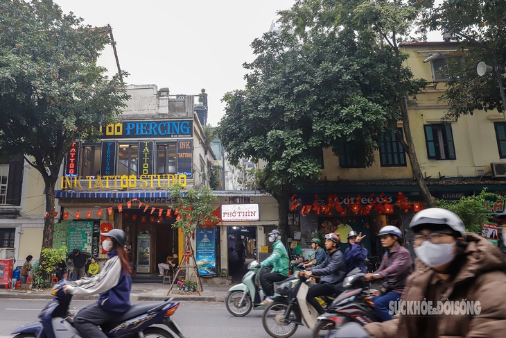 Cận cảnh phá dỡ loạt công trình trên 'đất vàng' ven hồ Hoàn Kiếm- Ảnh 1.