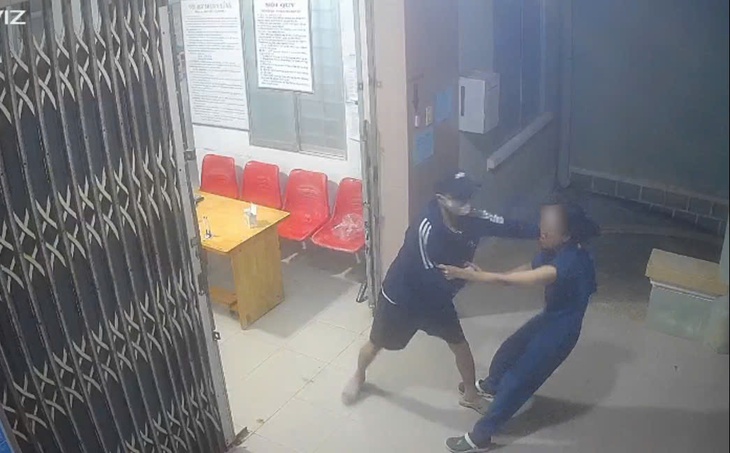 Truy tìm đối tượng khống chế nhân viên y tế, ép chuyển tiền vào tài khoản- Ảnh 1.