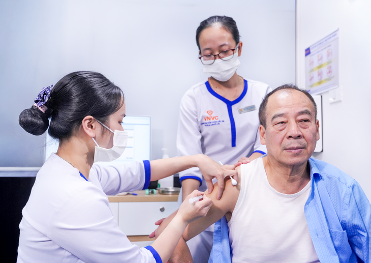 Người lớn, bệnh nền có thêm vắc xin phòng viêm phổi biến chứng nặng và nguy cơ đột quỵ do RSV- Ảnh 2.