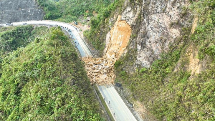 Vì sao hàng nghìn mét khối đất bỗng dưng đổ xuống đường giữa thời tiết đẹp ở Quốc lộ 6?- Ảnh 1.