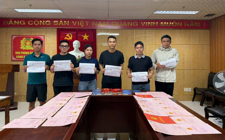 Xử phạt người điều khiển mô tô biển xanh không đội mũ bảo hiểm- Ảnh 2.