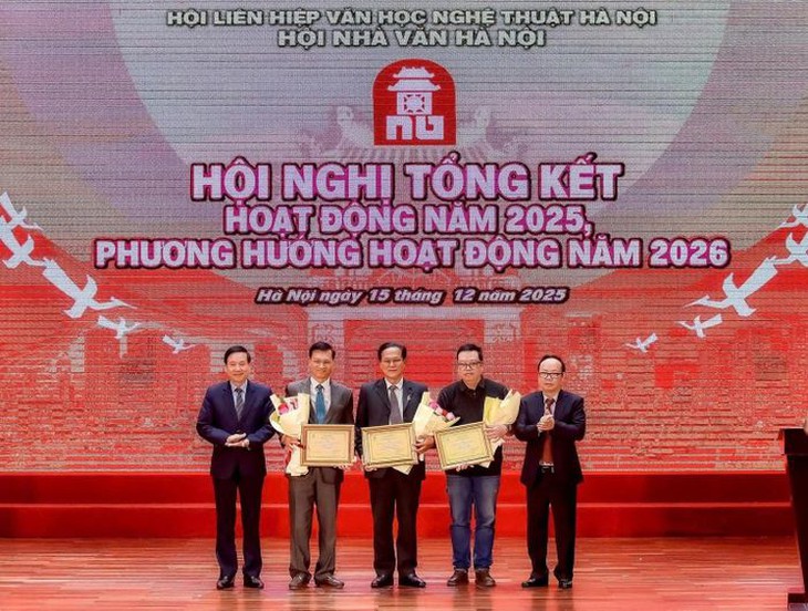 'Đi về phía mặt trời' của nhà thơ Lê Cảnh Nhạc hai lần được Hội Nhà văn Hà Nội xét tặng giải thưởng- Ảnh 1.