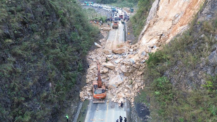 Chuyên gia chỉ cách phòng tránh rủi ro sạt lở khi đi đường đèo núi- Ảnh 1.
