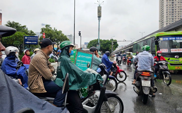 Không khí lạnh tăng cường yếu nên miền Bắc có mưa rào rải rác, trời rét
