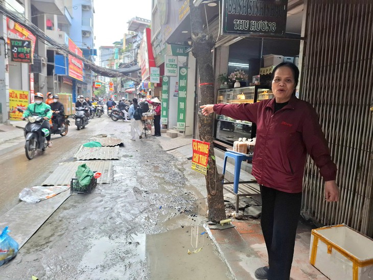 Người dân khốn khổ vì nước cống tràn lên mặt đường Triều Khúc- Ảnh 1.